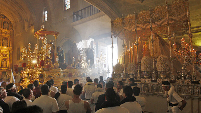 La hermandad saliendo de la basílica de la Merced el Domingo de Ramos.