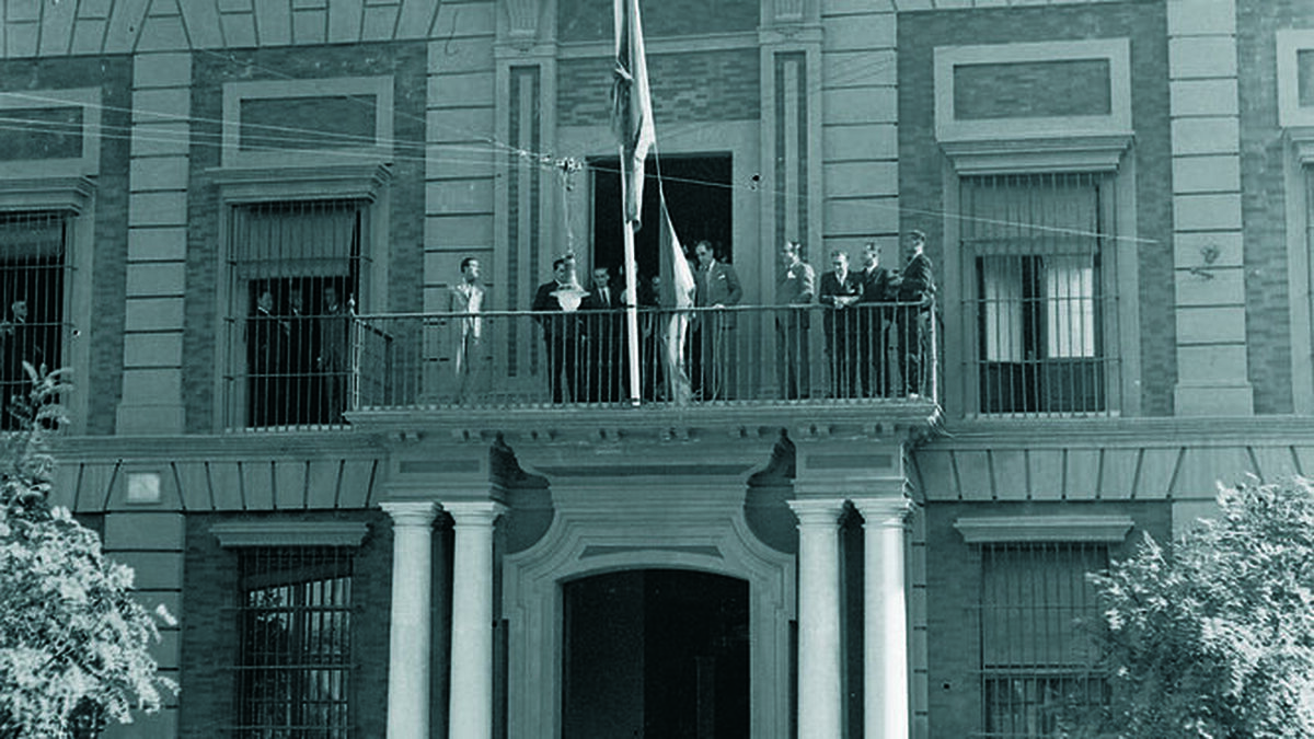 30 de octubre de 1932. Izada de la bandera de Andalucía en la Diputación de Sevilla que presidía Hermenegildo Casas.