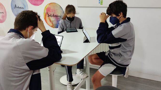 Tres alumnos del LAUDE El Altillo School, concentrados en sus partidas.
