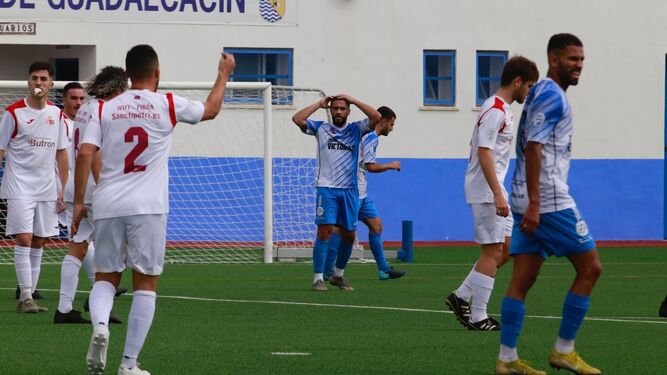Sergio Iglesias se lleva las manos a la cabeza durante el partido contra el Chiclana.