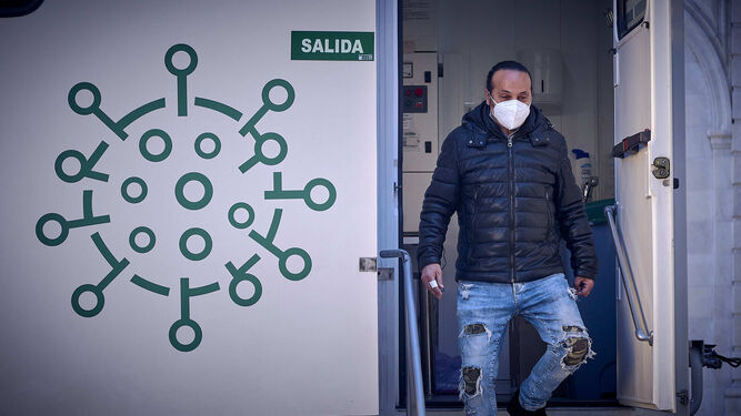 Un hombre abandona una unidad móvil de  cribados  de  la Consejería de  Salud después de  someterse a una prueba PCR en Cádiz .