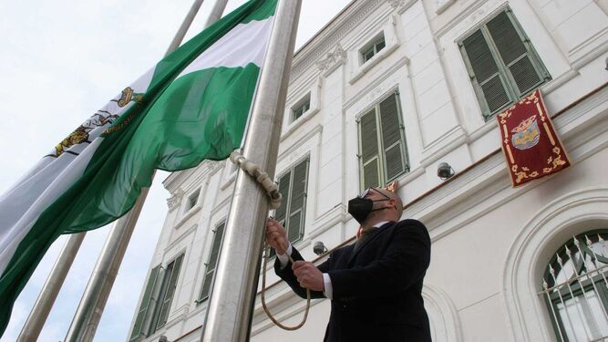 El alcalde Germán Beardo ha procedido a la izada de la bandera de Andalucía.