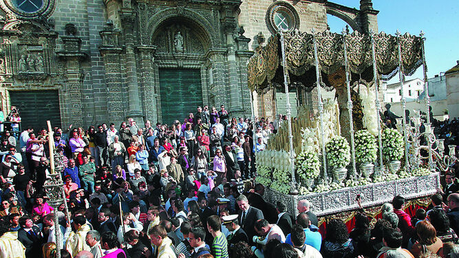 El palio de La Esperanza saliendo de la Catedral de regreso el Domingo de Resurrección