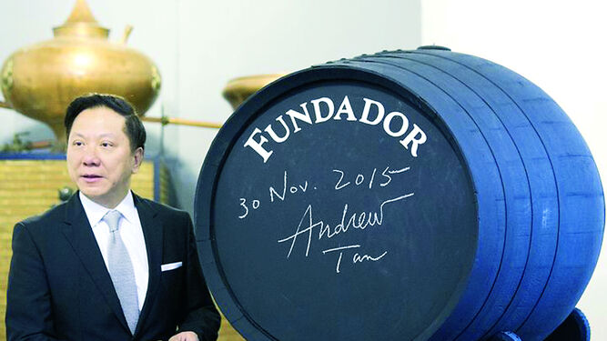 Andrew Tan, propietario de Emperador Distillers, junto a la bota de Fundador que firmó tras la compra de la bodega.