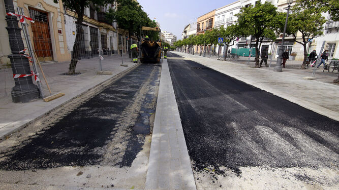 Inicio del asfaltado del carril bici y el destinado al tráfico rodado este miércoles en calle Corredera.
