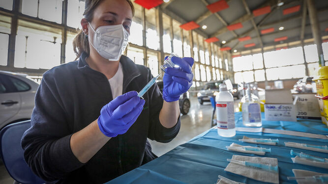 Una sanitaria trabajando en Ifeca durante la vacunación masiva, días atrás.
