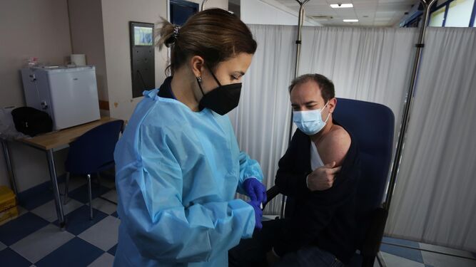 Una enfermera se dispone a vacunar a un ciudadano en Jerez.