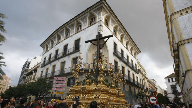 El Crucificado de Capuchinos entrando en la Puerta de Sevilla.