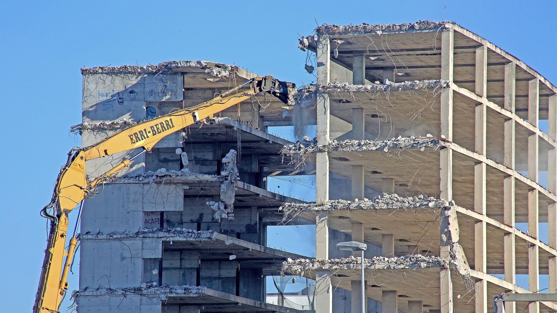 Comienza la demolici&oacute;n. A finales de noviembre de 2020 comienza la demolici&oacute;n de la superficie construida del Palacio, 17.235 metros cuadrados y un volumen de 7.207 metros c&uacute;bicos a cargo de la empresa Construcciones y Excavaciones Erri-Berri.