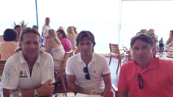 Bernd Schuster, Jesús Mendoza y Esteban Vigo, compartiendo un almuerzo.