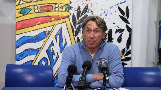 Esteban Vigo atiende a la prensa en la sede del club.