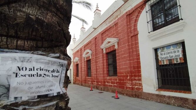 Carteles en contra del cierre de la Escuela San José colocados en  la plaza colindante.