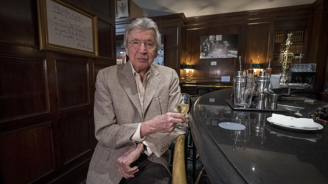 Manuel Alejandro, con una copa de fino de Jerez en el bar del Hotel Palace de Madrid.