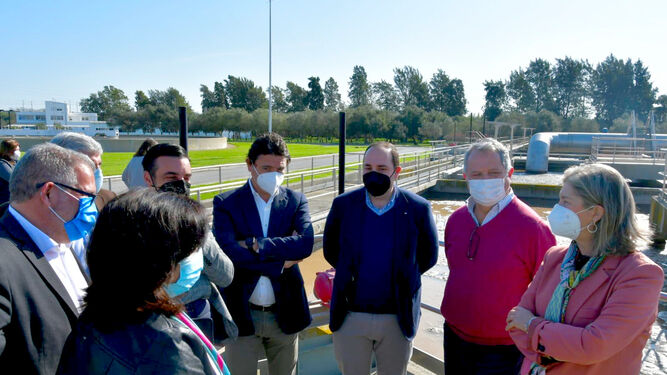 Imagen de la visita de los representantes de la Junta y del Ayuntamiento a la estación depuradora de Jerez.
