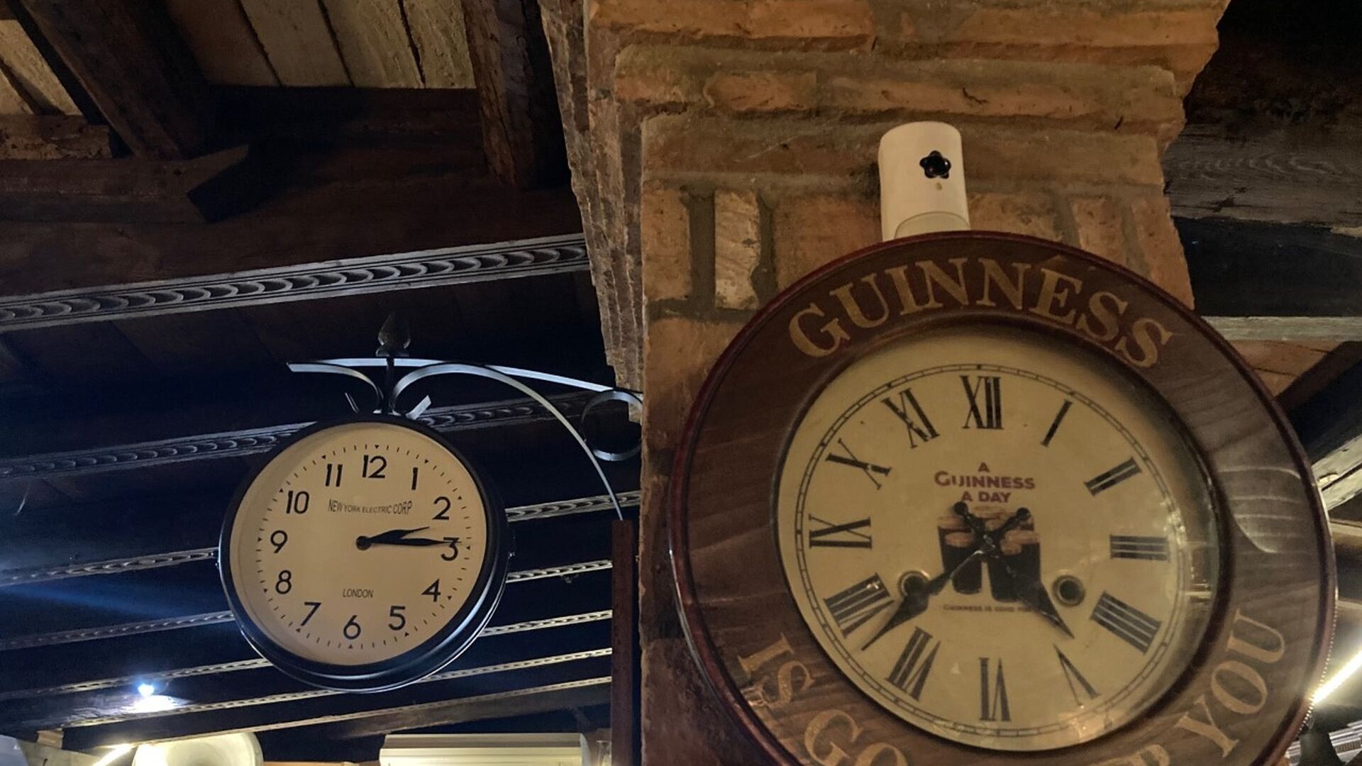 Dos de los relojes de pared que existen en el pub: ninguno marca la hora real.