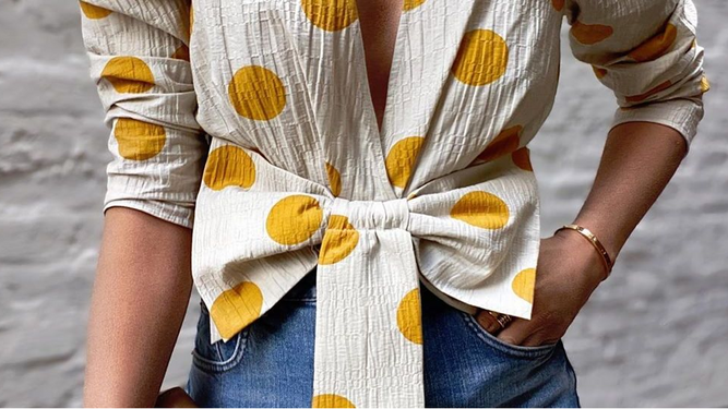 La blusa de lunares de Mango es tan bonita que tiene el don de llevar a otro nivel los vaqueros blancos que tienes en tu armario.