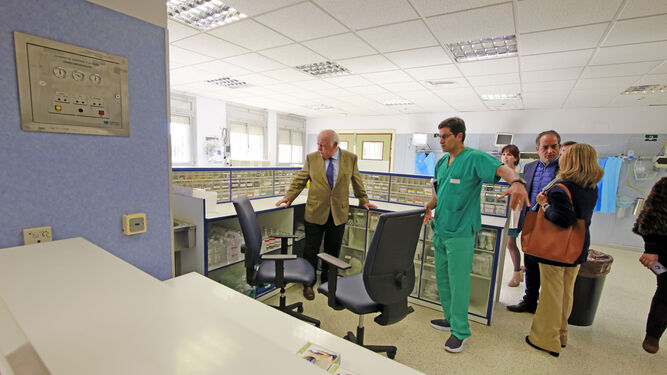 Jesús Aguirre, en la visita al Hospital en la que anunció obras en los quirófanos por 220.000 euros y 1,2 millones para reparar la zona afectada por el incendio.