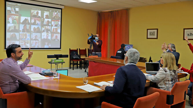 A finales de abril del año pasado se celebró el primer pleno del Ayuntamiento de manera telemática.