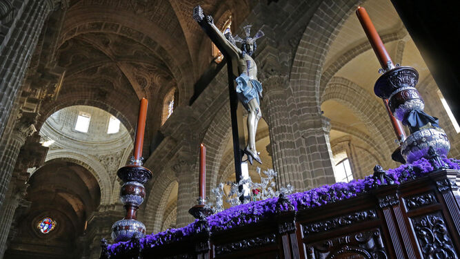 El Cristo de la Viga en la tarde del Lunes Santo antes de salir de la Catedral de Jerez.