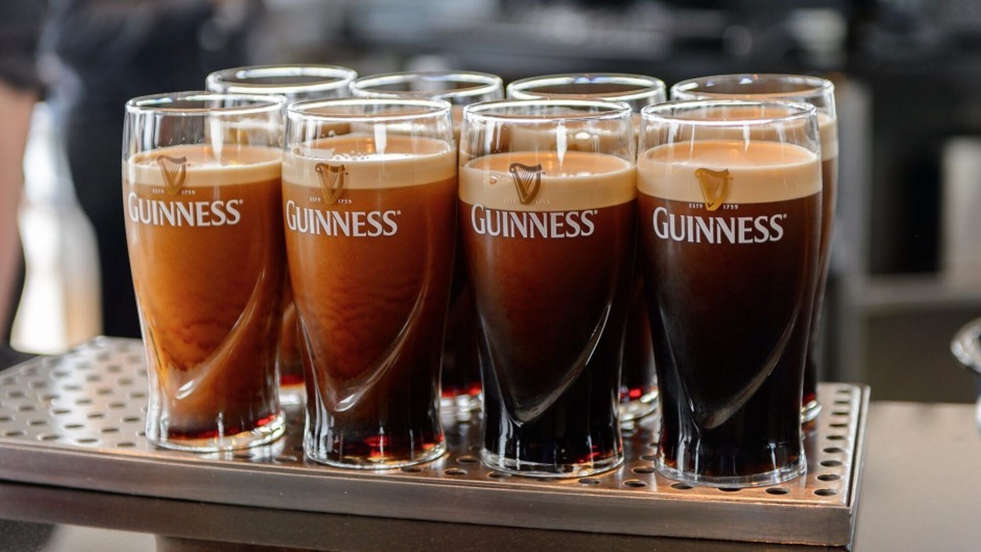 Guinness.&nbsp;Sin duda, la cerveza irlandesa m&aacute;s famosa. La Original est&aacute; basada en una elaboraci&oacute;n de 1821, cuando Arthur Guinness II estableci&oacute; instrucciones precisas para la elaboraci&oacute;n de la Superior Porter. Esta cerveza ha sido la precursora del resto de innovaciones de Guinness que haya probado (5% de alcohol).