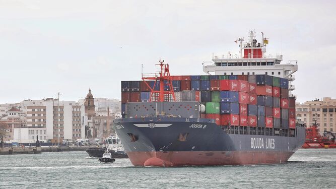 Un barco con contenedores sale del Puerto de Cádiz