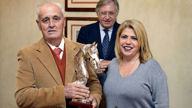 Antonio Carrasco Mateos, Caballo de Oro 2020, junto a Mamen Sánchez en la entrega de distinciones a personajes vinculados al mundo del caballo en 2018.