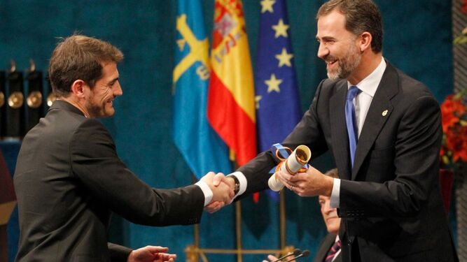 El Rey Felipe VI e Iker Casillas, en la entrega de los Premios Príncipe de Asturias en 2012.
