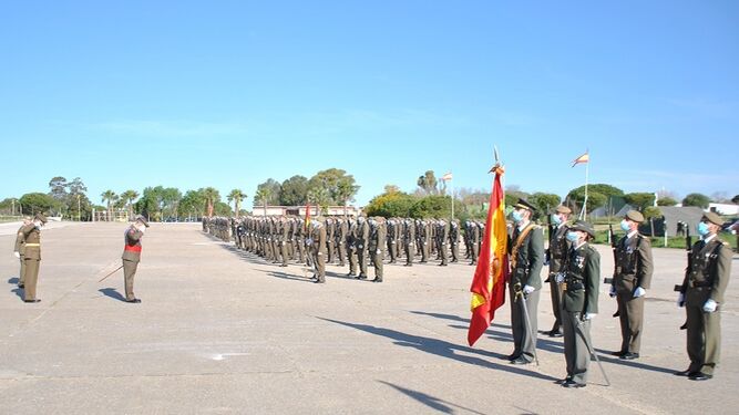La autoridad saluda a la fuerza en formación en el Acuartelamiento de Camposoto.