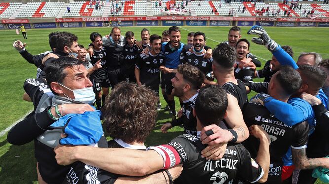 Los jugadores del Sanluqueño celebran el ascenso a la Primera RFEF.