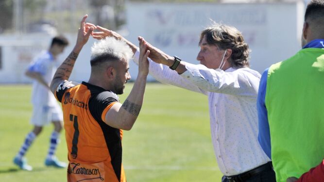 Pato celebra con Esteban Vigo el gol que sentenció el partido en Arcos.