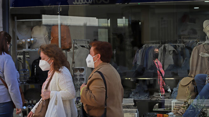 Varias mujeres pasean por el centro de Jerez con sus respectivas mascarillas, en una imagen reciente.