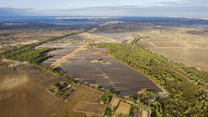 Imagen aérea de la planta solar de Miramundo, en Puerto Real.