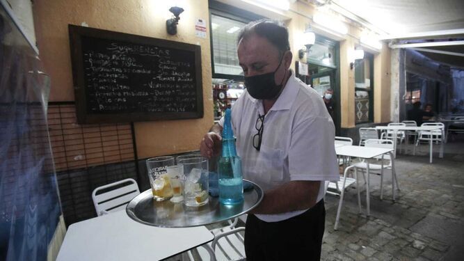 Un camarero del Bar Terraza de Cádiz.