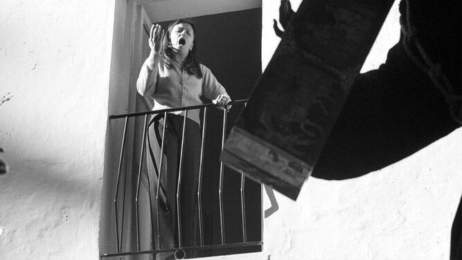 Una mujer canta saetas desde un balcón