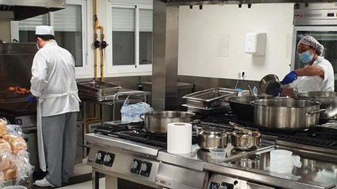 Equipo de Cocina del Hospital de Jerez preparando las torrijas.
