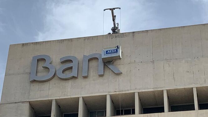 El Cubo de Granada cambia de nuevo sus siglas: quitan el logo de Bankia para poner el de CaixaBank