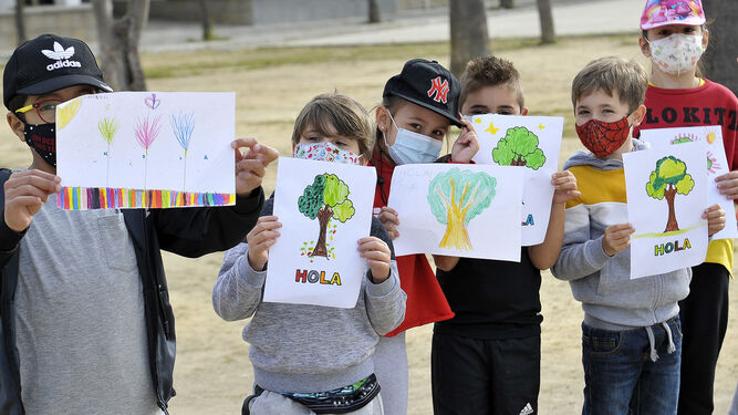 Alumnos del CEIP Arana Beato con dibujos alusivos a la plantación del nuevo arbolado