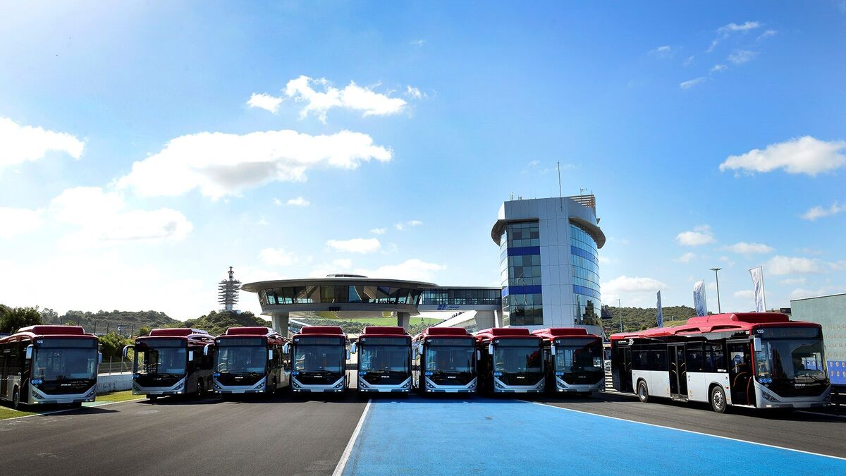Los nueve autobuses, cuando fueron presentados públicamente en el Circuito de Jerez.