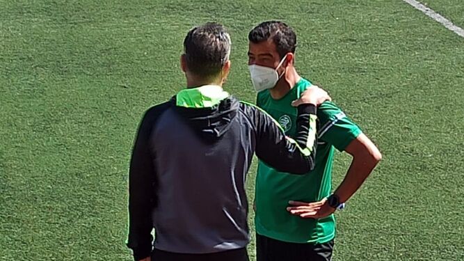 José Herrera y Rogelio Sánchez, técnico del Cabecense, charlan antes del encuentro.