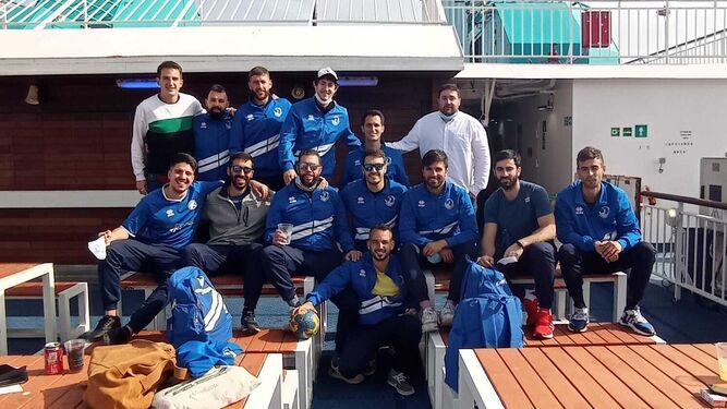 Los jugadores del Café Cartujano posan en el barco tras su triunfo en Ceuta.
