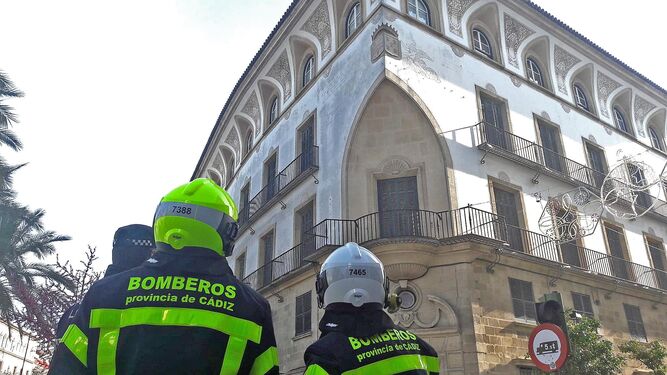 Policía Local y bomberos observan el edificio de la calle Larga en el que se produjeron los desprendimientos