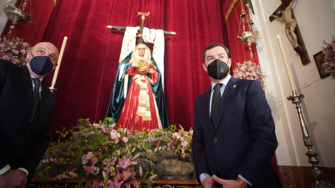 Sergio Sopeña y Juanma Moreno ante la Esperanza de Triana.