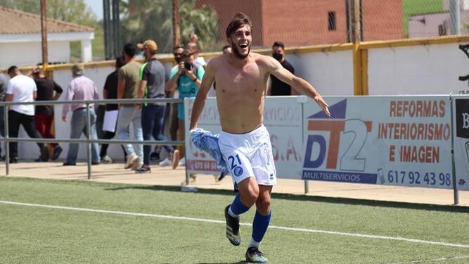 Manolo Baeza celebra el tanto de la victoria en Las Cabezas la pasada temporada.