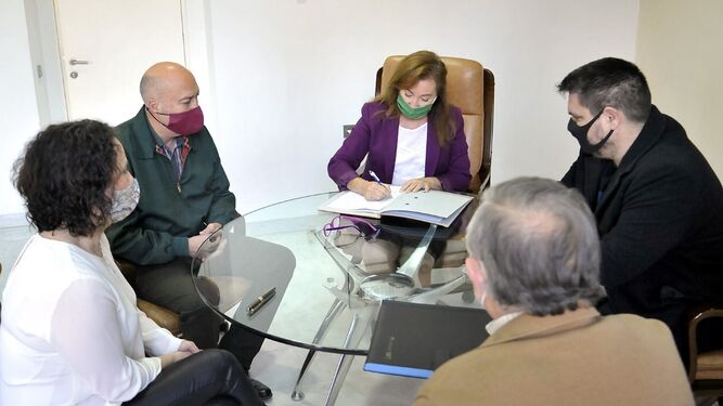 Isabel Gallardo, en la firma con los representantes de las asociaciones de comercio.