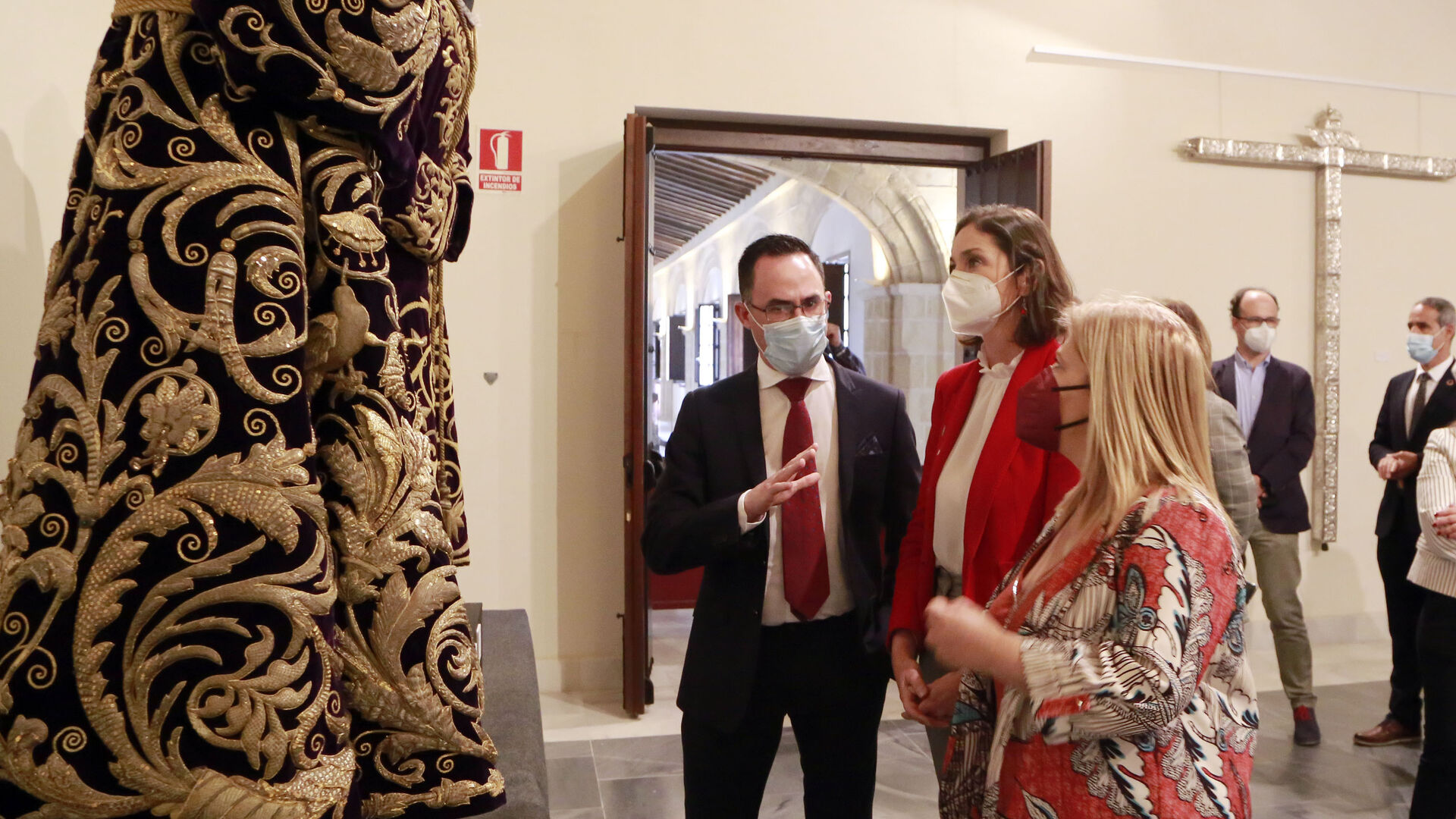 La ministra Reyes Maroto visitando la exposici&oacute;n cofrade en Jerez