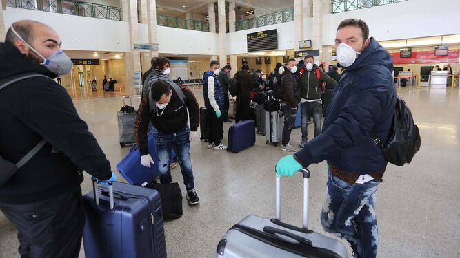 Turistas en el aeropuerto de Jerez el pasado mes de febrero.