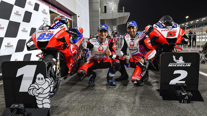 Jorge Martín y Johann Zarco saludan en los 'boxes' del equipo Ducati durante el Gran Premio de Doha.