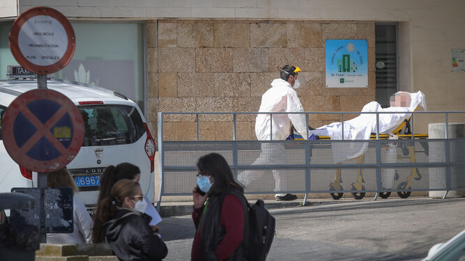 Un sanitario traslada a un paciente a Urgencias del Hospital de Jerez, este lunes.