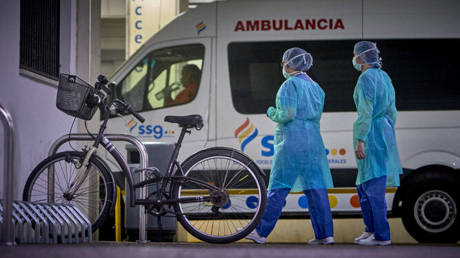 Dos sanitarias caminan en las inmediaciones del hospital Puerta del Mar de Cádiz