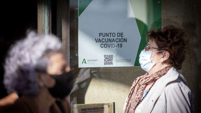 Punto de vacunación en el Palacio de Congresos de Cádiz.